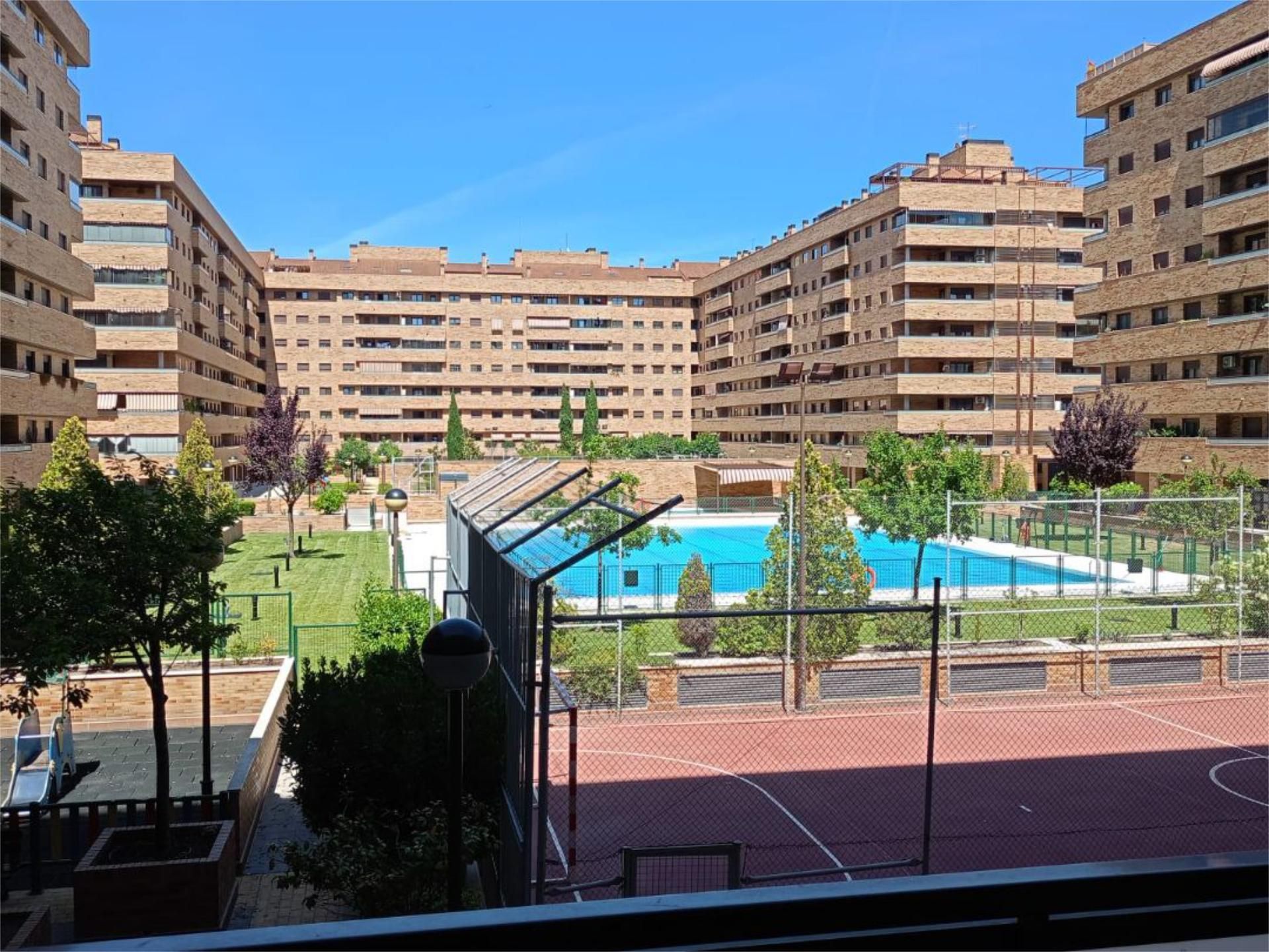 Vista exterior de Pis per a compartir en Seseña amb Jardí privat, Parquet i Terrassa
