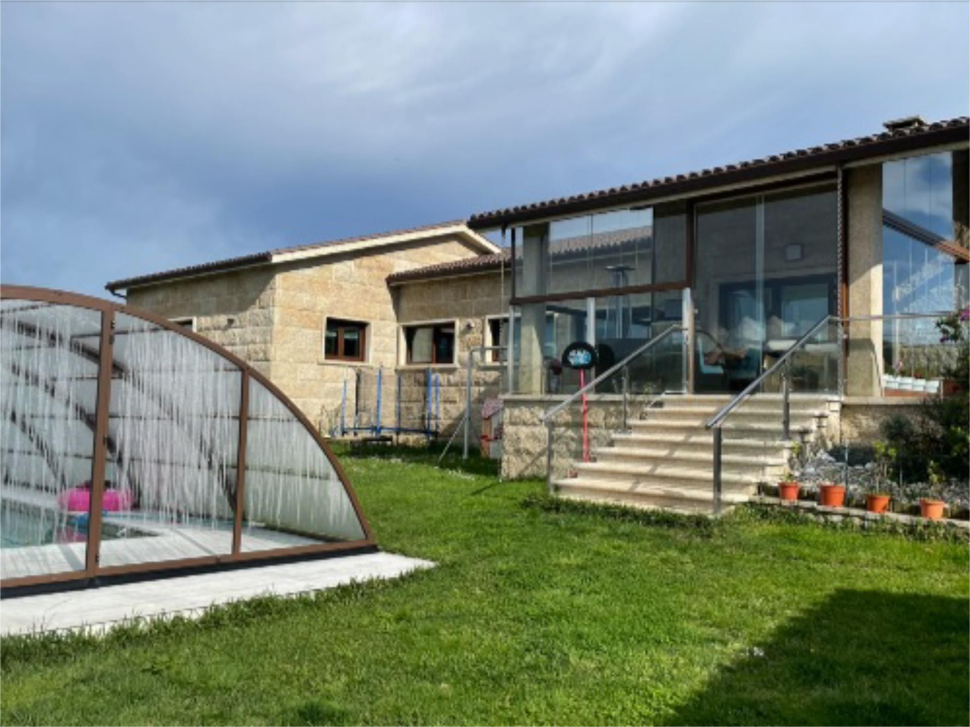 Vista exterior de Casa o xalet en venda en A Pobra do Caramiñal amb Calefacció, Jardí privat i Terrassa