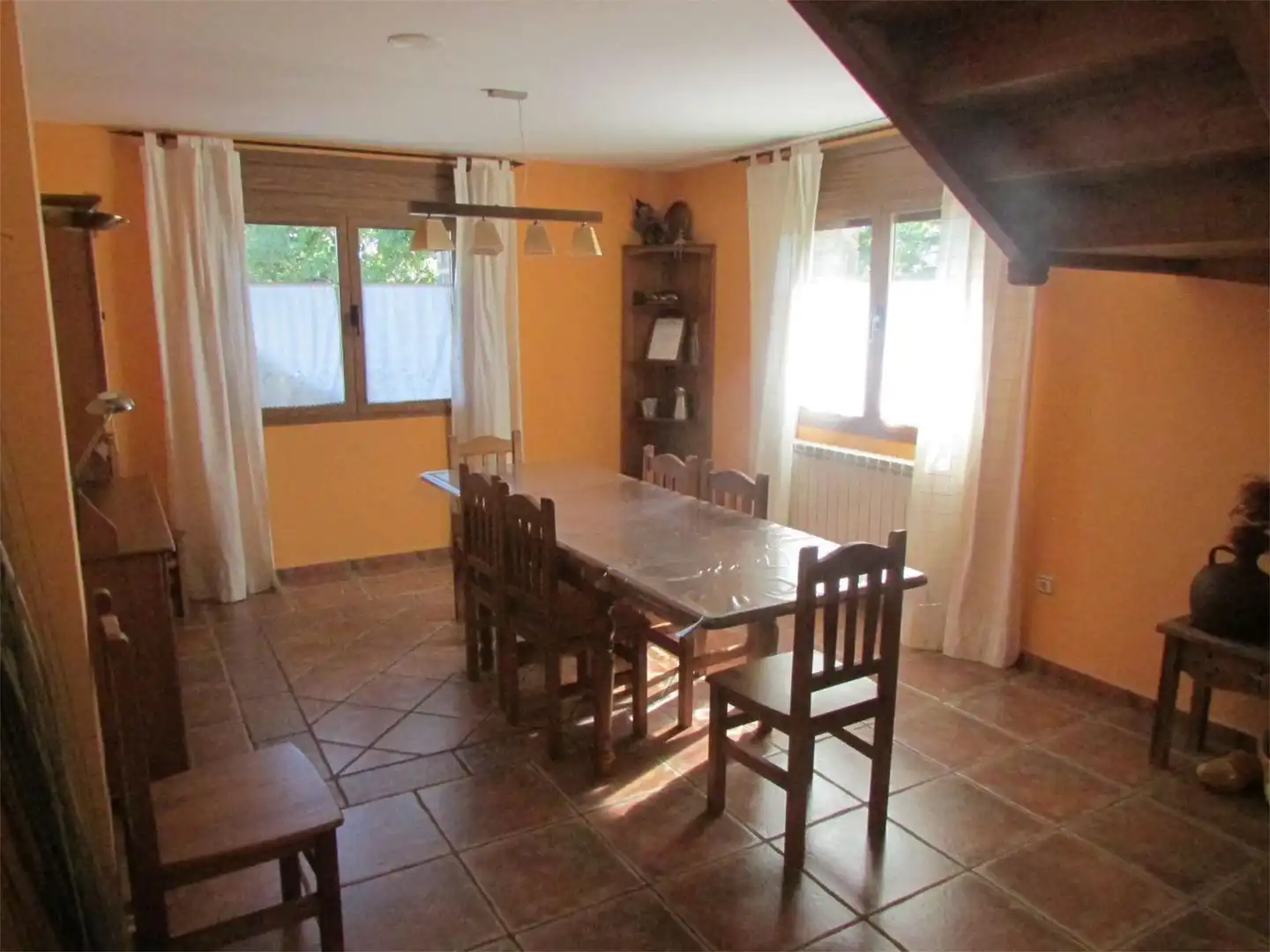Casa o xalet de lloguer a Calle Única, 25, Poblaciones norte Menjador de Casa o xalet de lloguer en Jaca amb Jardí privat, Parquet i Terrassa