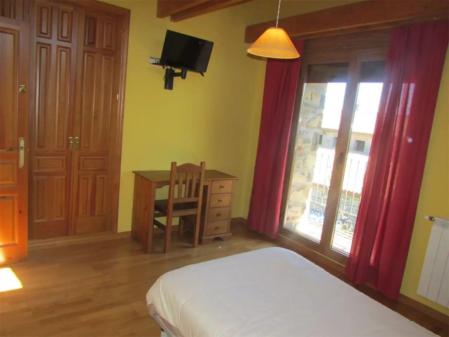 Casa o xalet de lloguer a Calle Única, 25, Poblaciones norte Dormitori de Casa o xalet de lloguer en Jaca amb Jardí privat, Parquet i Terrassa