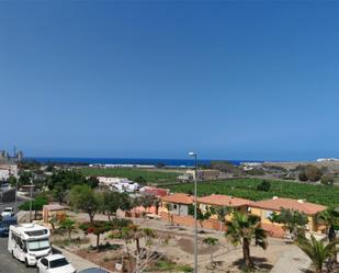 Vista exterior de Casa o xalet de lloguer en San Bartolomé de Tirajana amb Terrassa i Balcó