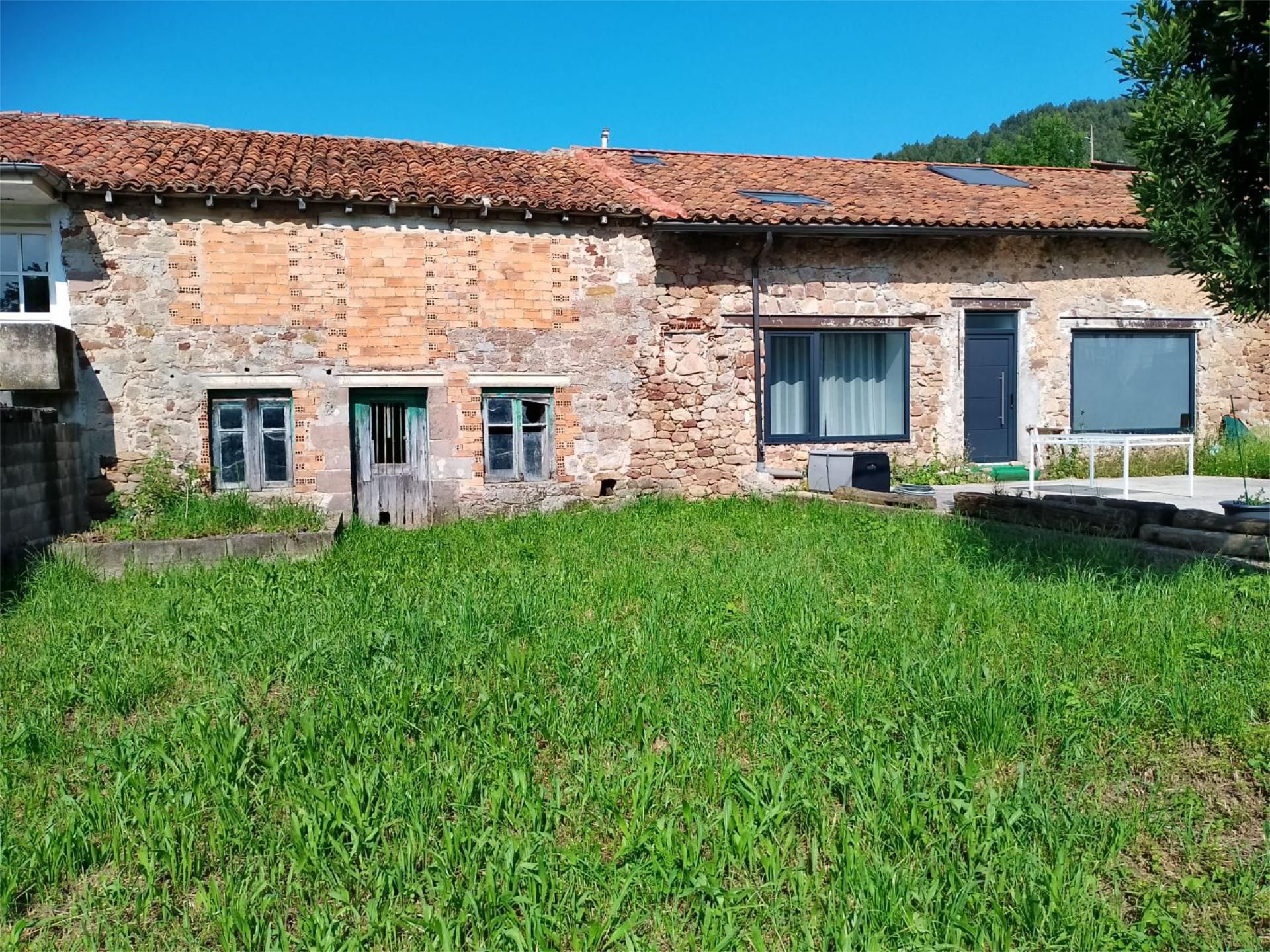 Vista exterior de Casa adosada en venda en Torrelavega  amb Jardí privat, Terrassa i Traster