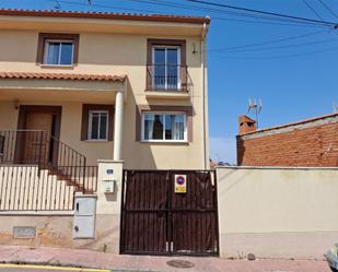Vista exterior de Casa adosada en venda en Méntrida amb Aire condicionat, Terrassa i Balcó