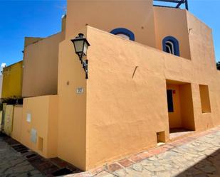 Vista exterior de Casa adosada de lloguer en Marbella amb Aire condicionat, Terrassa i Piscina