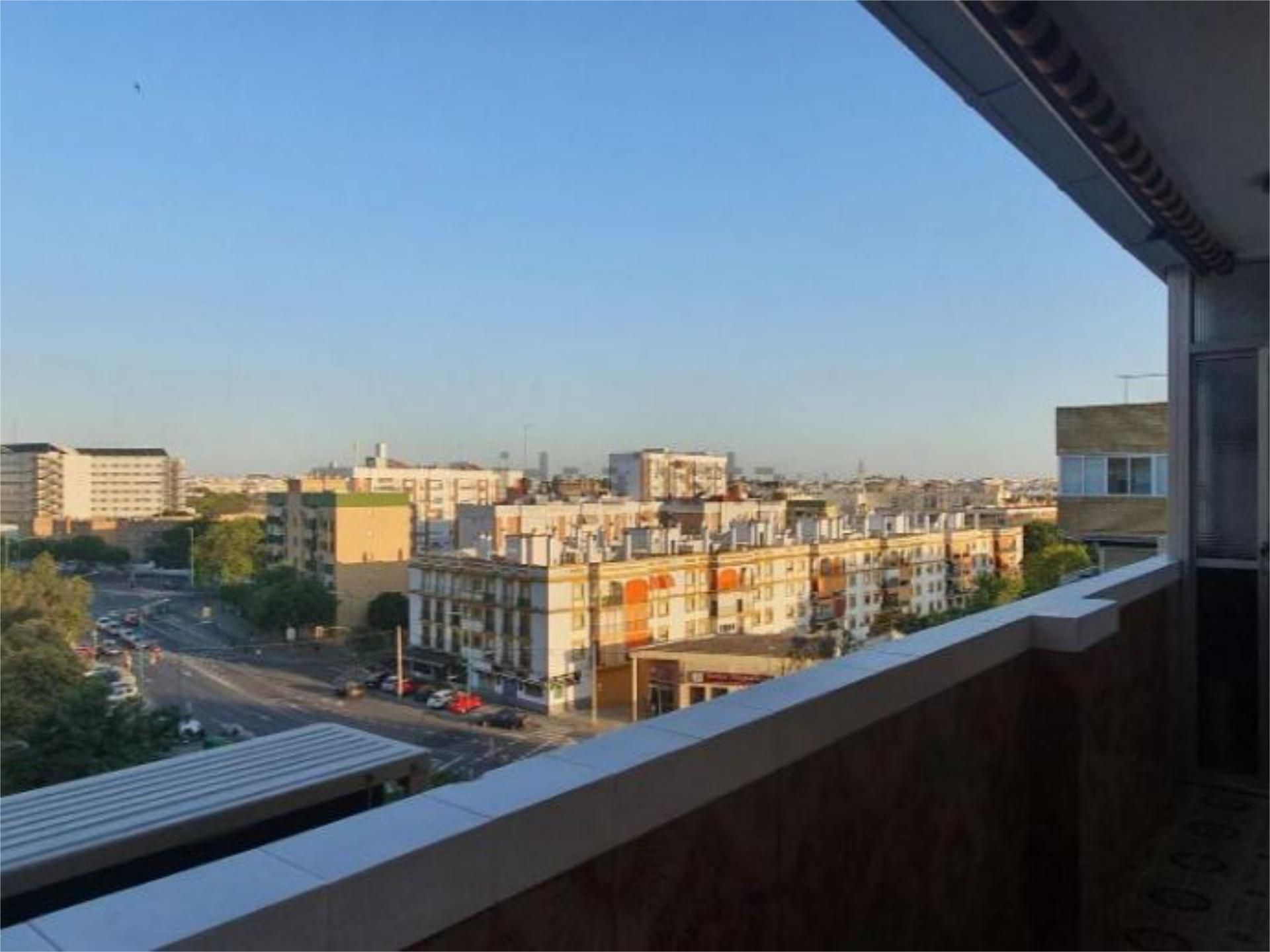 Vista exterior de Pis de lloguer en  Sevilla Capital amb Aire condicionat, Terrassa i Moblat