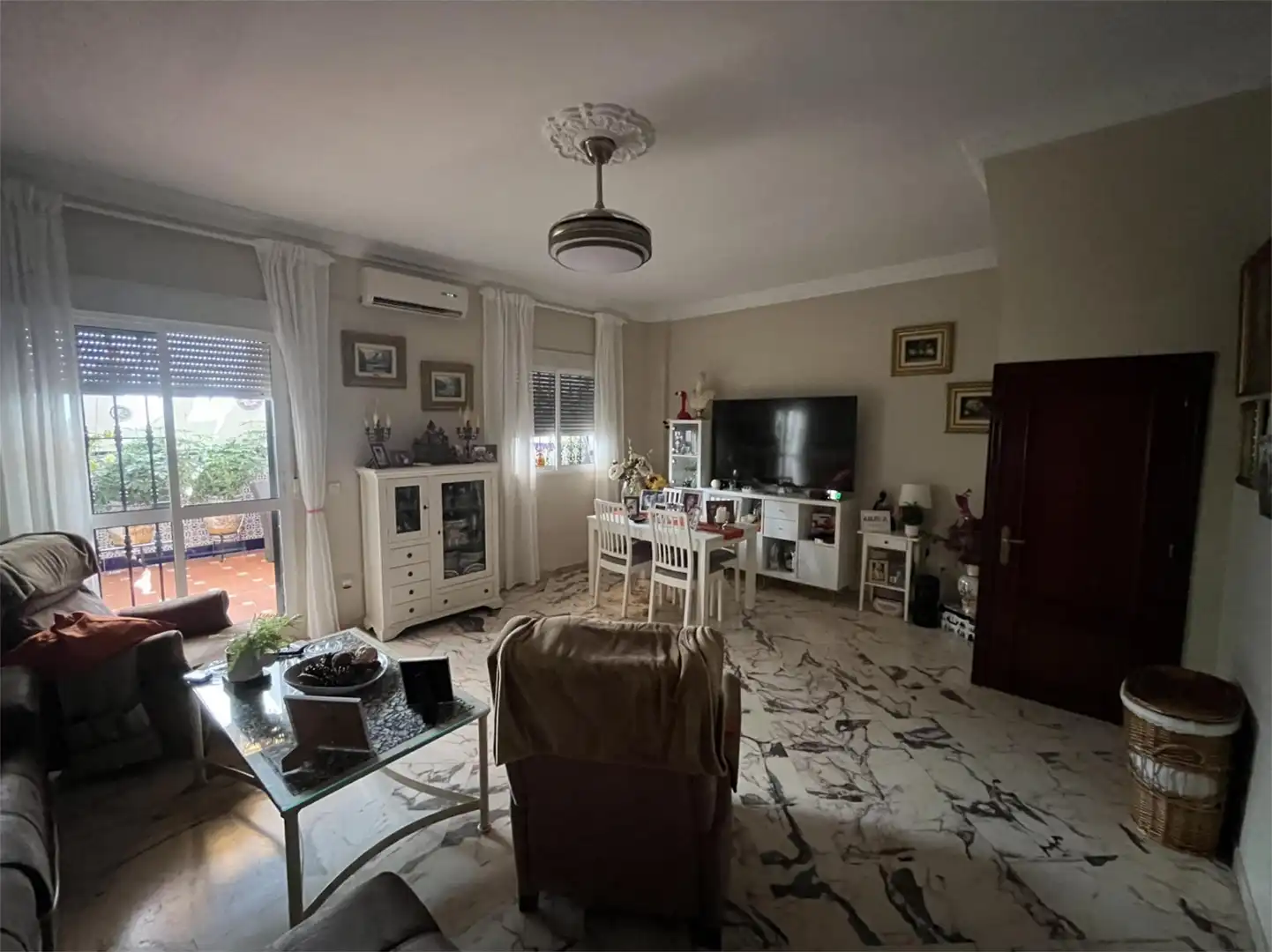 Casa adosada en venta en Calle Fernando Zóbel, 9, La Algaba Sala de estar de Casa adosada en venta en La Algaba con Aire acondicionado, Terraza y Balcón