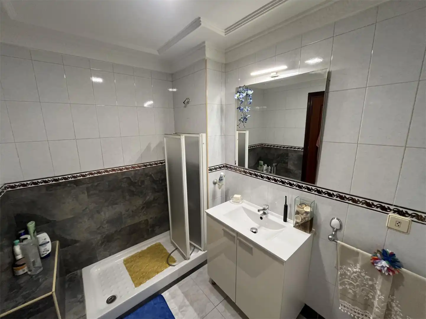 Casa adosada en venta en Calle Fernando Zóbel, 9, La Algaba Baño de Casa adosada en venta en La Algaba con Aire acondicionado, Terraza y Balcón