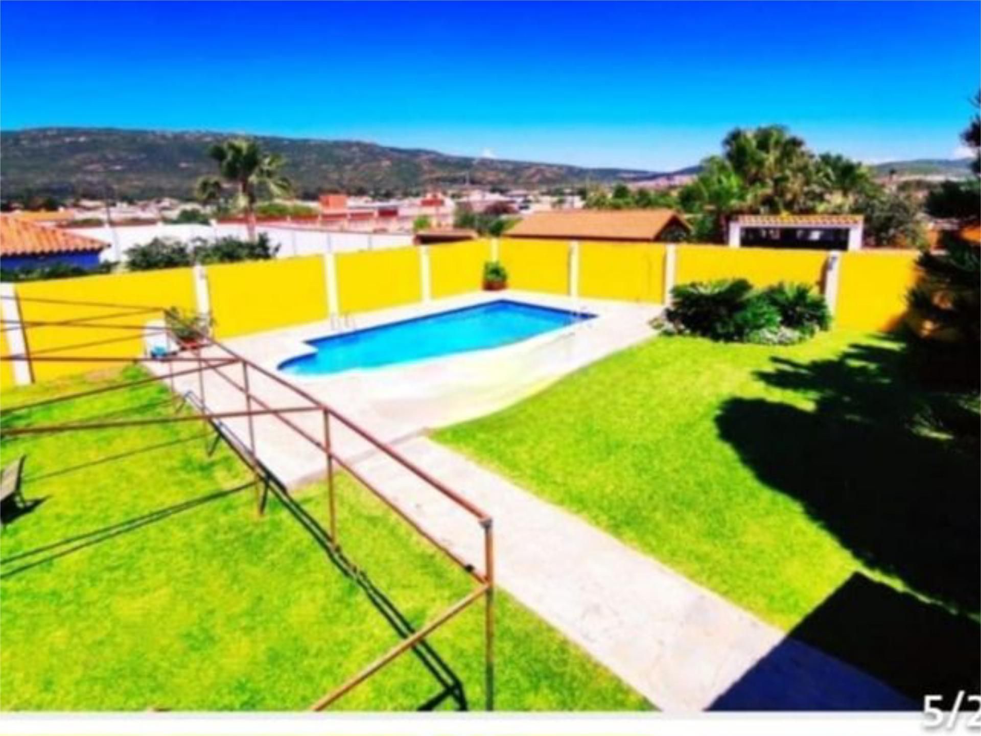 Piscina de Casa o xalet en venda en La Línea de la Concepción amb Jardí privat, Terrassa i Piscina