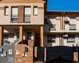 Vista exterior de Casa adosada en venda en Peligros amb Aire condicionat i Balcó