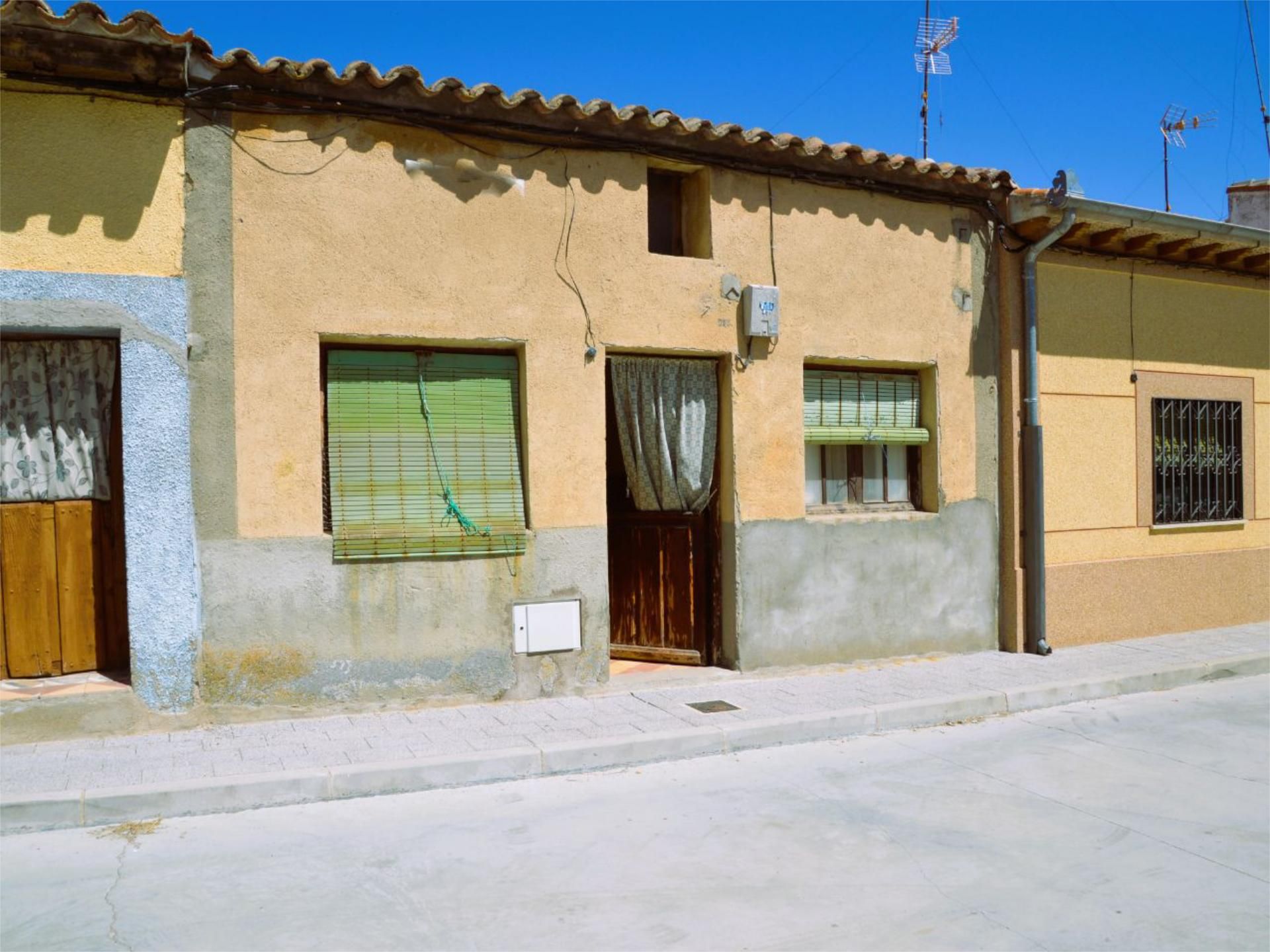 Exterior view of Single-family semi-detached for sale in Cantalapiedra