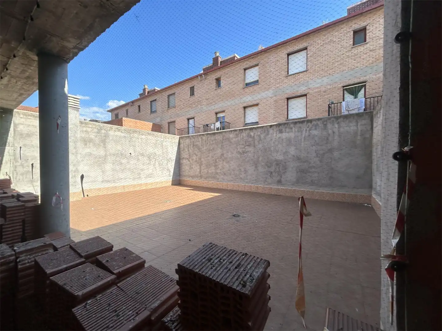 Vista exterior de Local en venta en La Almunia de Doña Godina 