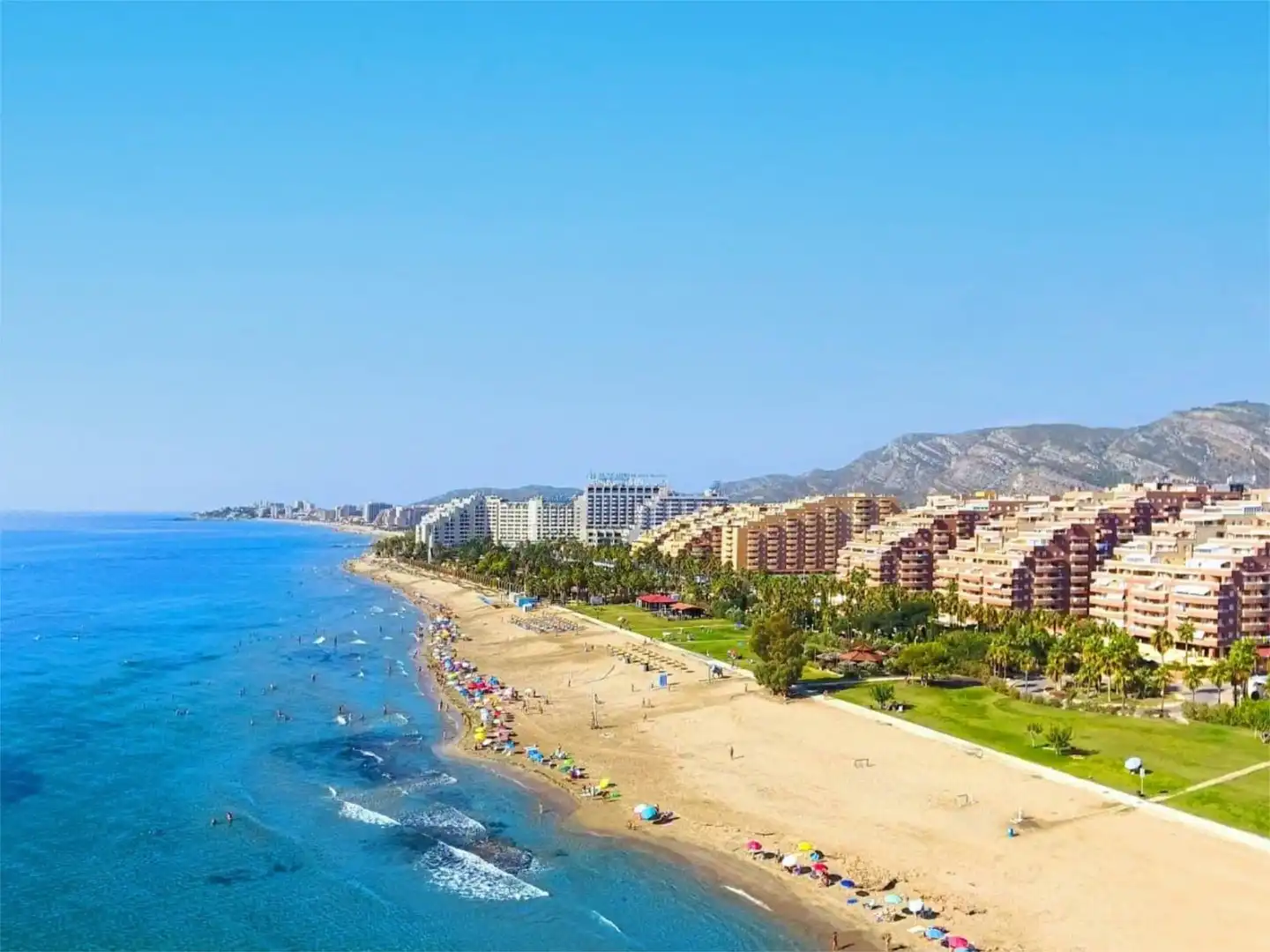 Wohnung zur Miete in Avenida Central, 44, Costa Azahar Außenansicht von Wohnung zur Miete in Oropesa del Mar / Orpesa mit Klimaanlage, Heizung und Privatgarten