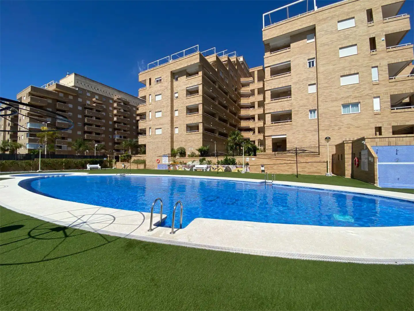 Wohnung zur Miete in Avenida Central, 44, Costa Azahar Schwimmbecken von Wohnung zur Miete in Oropesa del Mar / Orpesa mit Klimaanlage, Heizung und Privatgarten