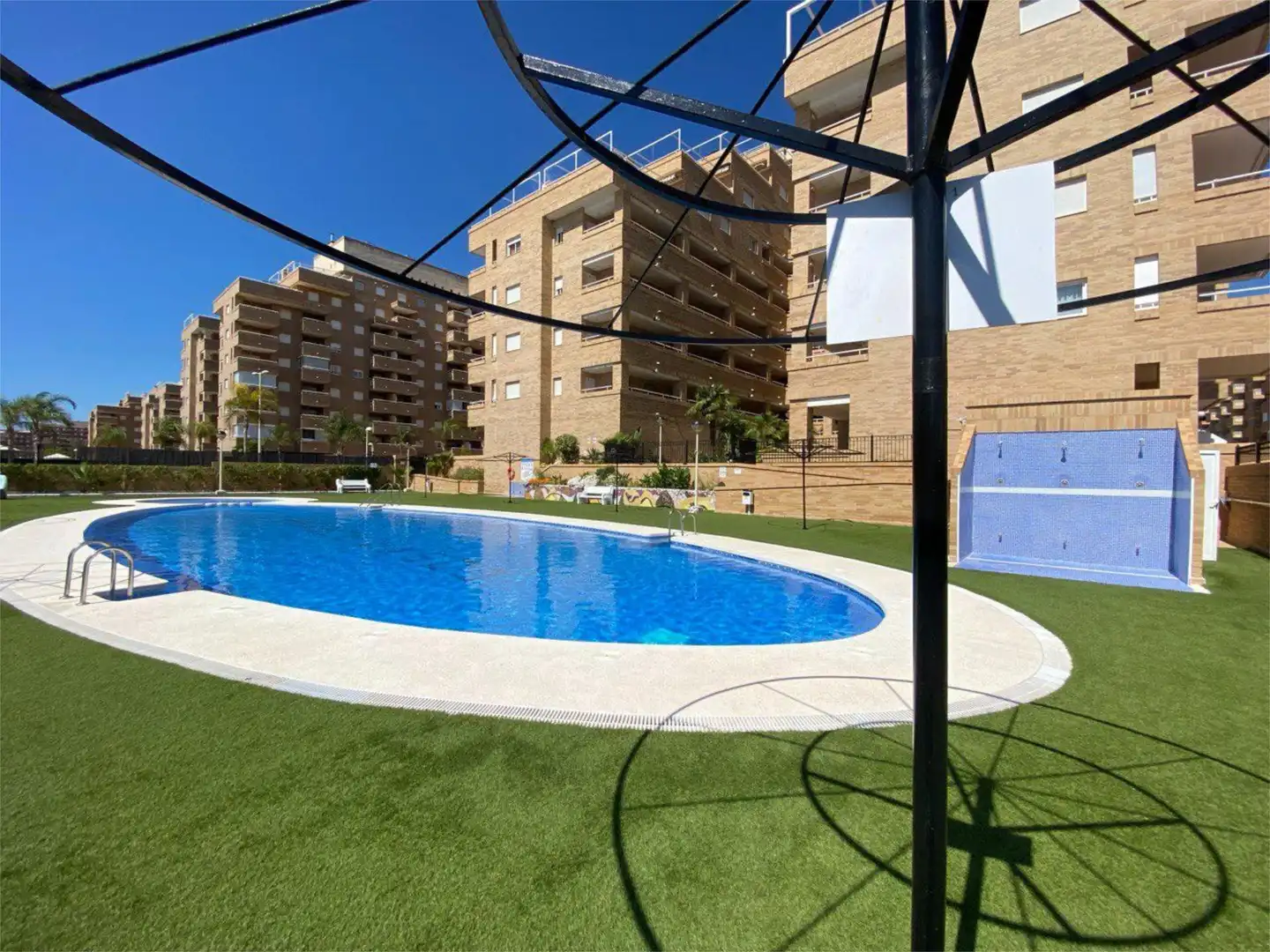 Wohnung zur Miete in Avenida Central, 44, Costa Azahar Schwimmbecken von Wohnung zur Miete in Oropesa del Mar / Orpesa mit Klimaanlage, Heizung und Privatgarten