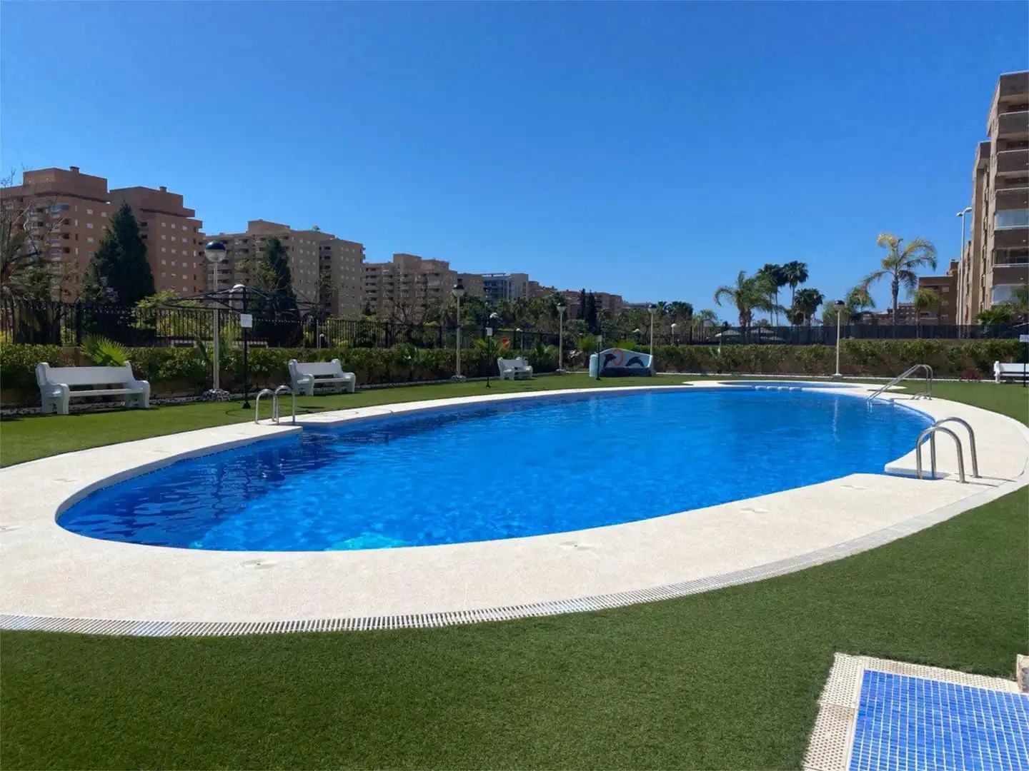 Wohnung zur Miete in Avenida Central, 44, Costa Azahar Schwimmbecken von Wohnung zur Miete in Oropesa del Mar / Orpesa mit Klimaanlage, Heizung und Privatgarten
