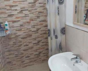 Badezimmer von Einfamilien-Reihenhaus miete in Carmona mit Terrasse und Schwimmbad