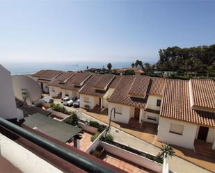 Vista exterior de Casa adosada en venda en Manilva amb Aire condicionat, Terrassa i Balcó