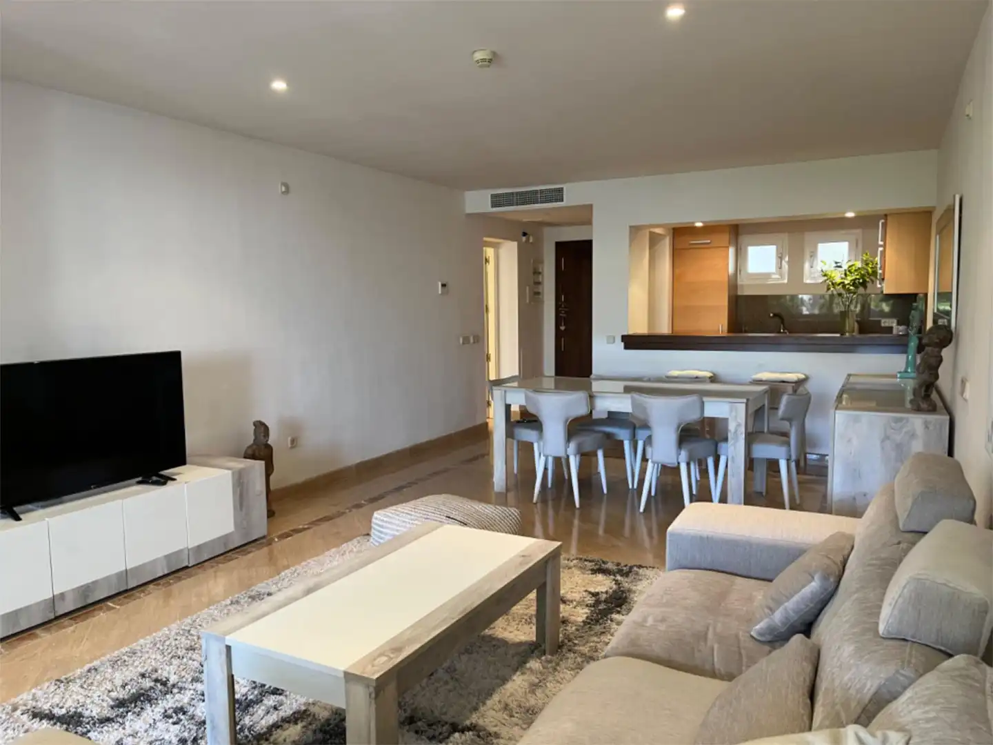 Wohnung zur Miete in Calle Incosol, 52, Río Real Wohnzimmer von Wohnung zur Miete in Marbella mit Klimaanlage, Heizung und Privatgarten