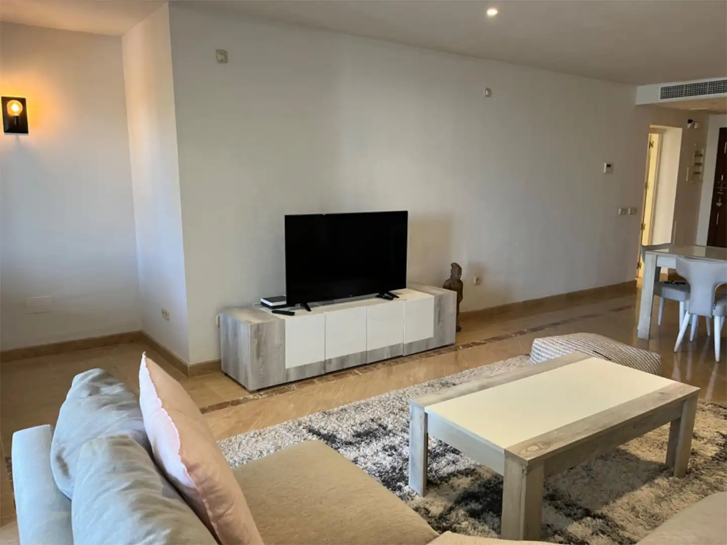 Wohnung zur Miete in Calle Incosol, 52, Río Real Wohnzimmer von Wohnung zur Miete in Marbella mit Klimaanlage, Heizung und Privatgarten