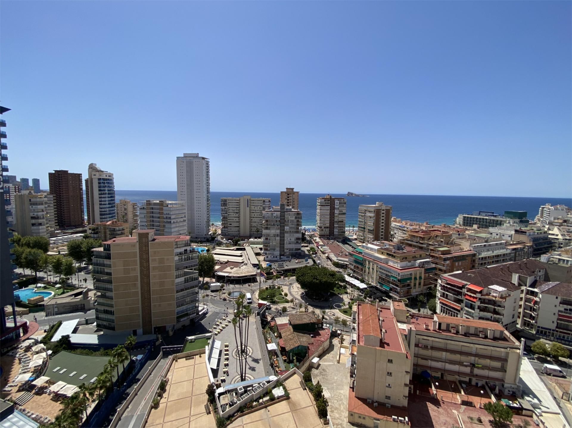 Vista exterior de Pis en venda en Benidorm amb Aire condicionat, Jardí privat i Terrassa