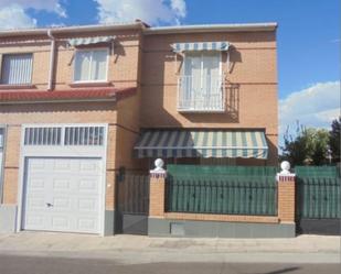 Vista exterior de Casa o xalet en venda en Maqueda amb Aire condicionat, Piscina i Balcó