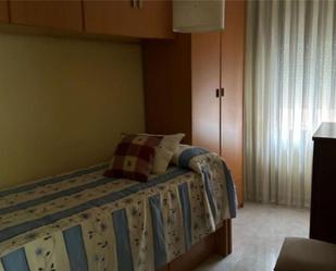Dormitori de Pis de lloguer en Alcalá de Henares amb Aire condicionat i Terrassa