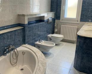 Bathroom of Flat to rent in Pontevedra Capital   with Terrace and Balcony