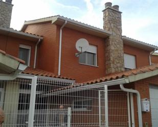 Vista exterior de Casa o xalet de lloguer en Fresnillo de las Dueñas amb Terrassa i Piscina