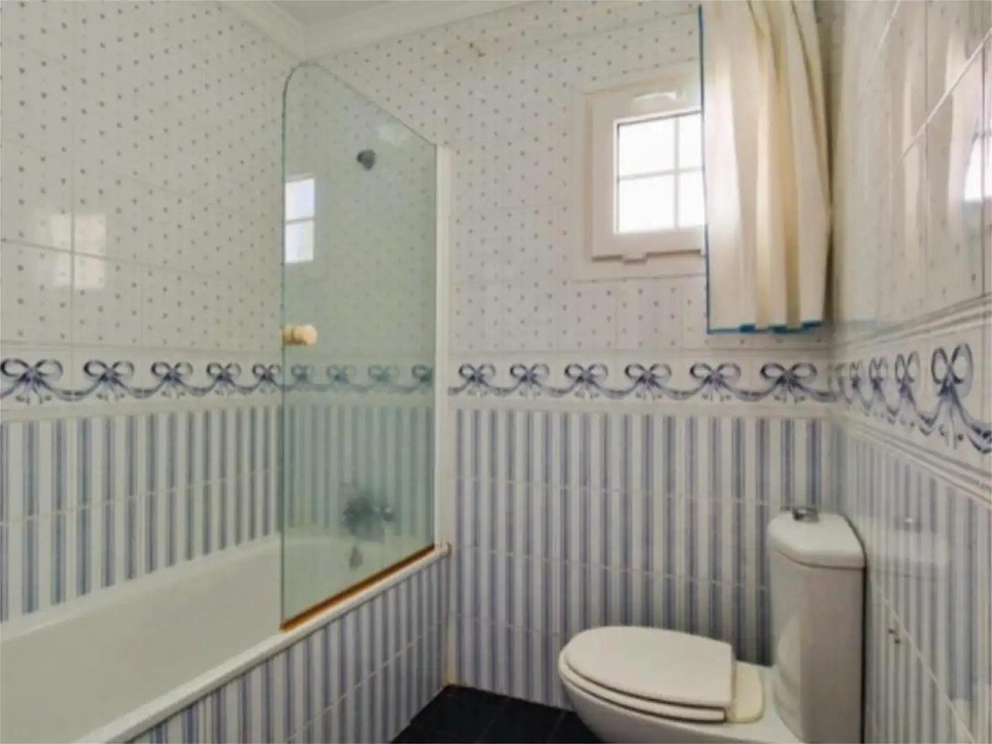 Casa o chalet de alquiler en Urbanizacion Villa Parra Palomeras, 112, Las Lomas de Río Verde Baño de Casa o chalet de alquiler en Marbella con Jardín privado, Terraza y Trastero
