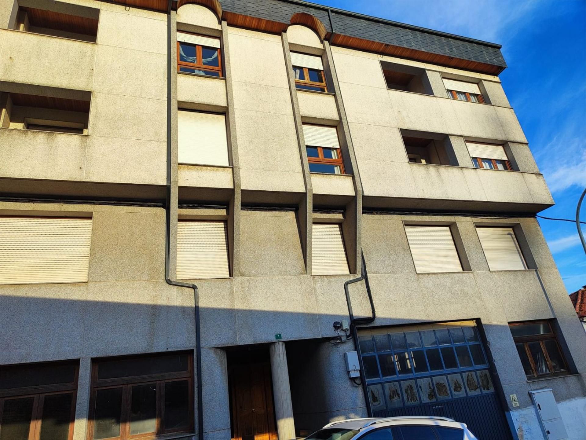 Vista exterior de Pis en venda en A Rúa  amb Calefacció, Parquet i Moblat