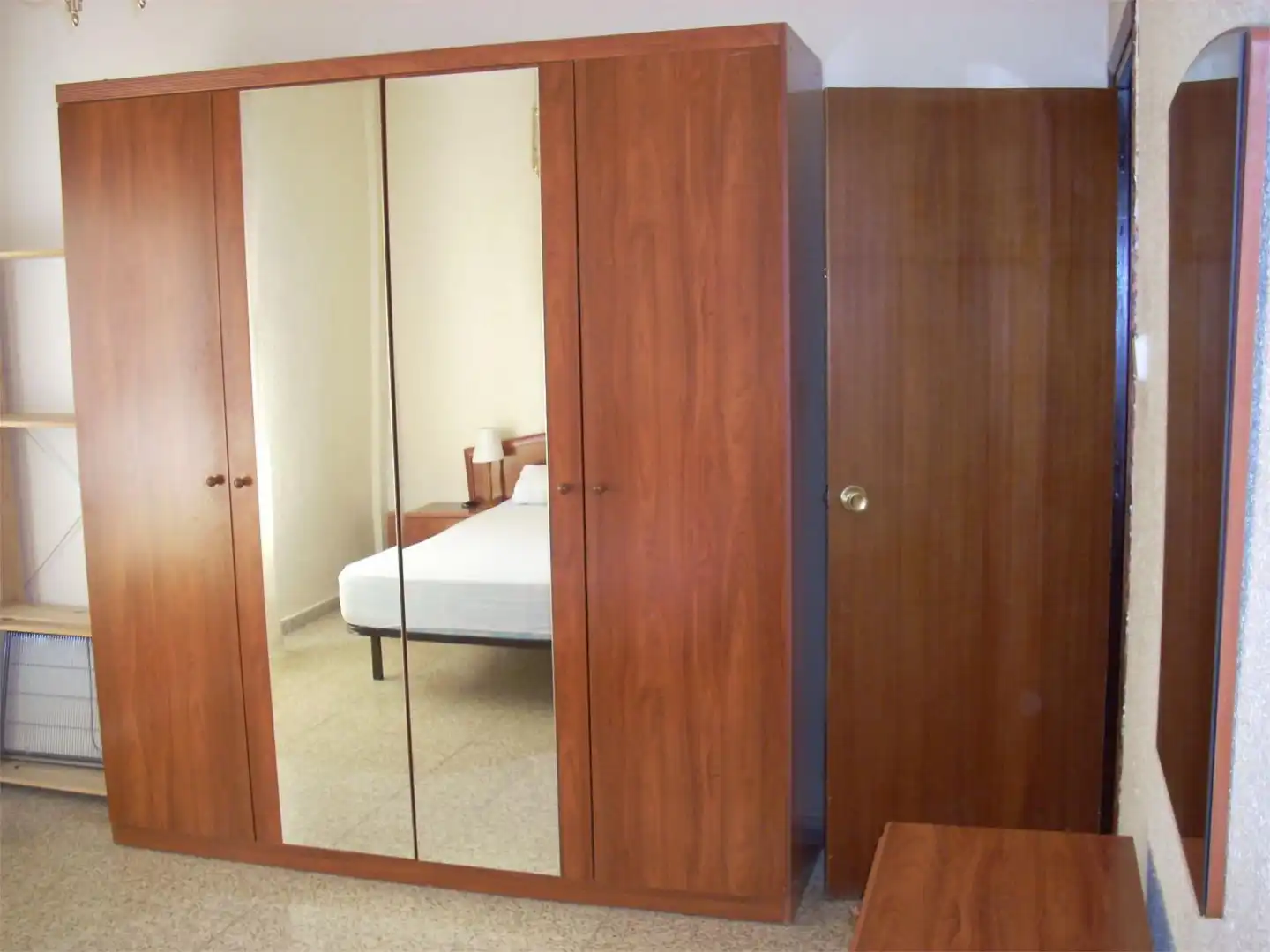 Room in Calle Julio Burell, 55, Linarejos Room in Calle Julio Burell, 55, Linarejos