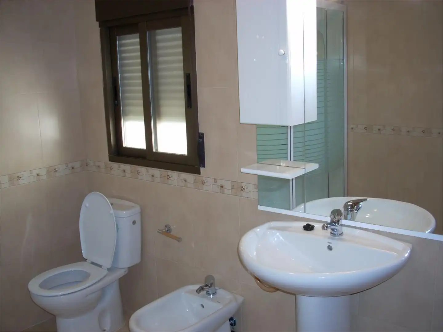 Room in Calle Julio Burell, 55, Linarejos Room in Calle Julio Burell, 55, Linarejos