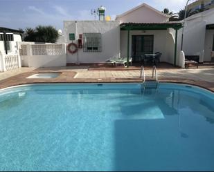 Piscina de Casa adosada en venda en San Bartolomé de Tirajana amb Aire condicionat i Terrassa