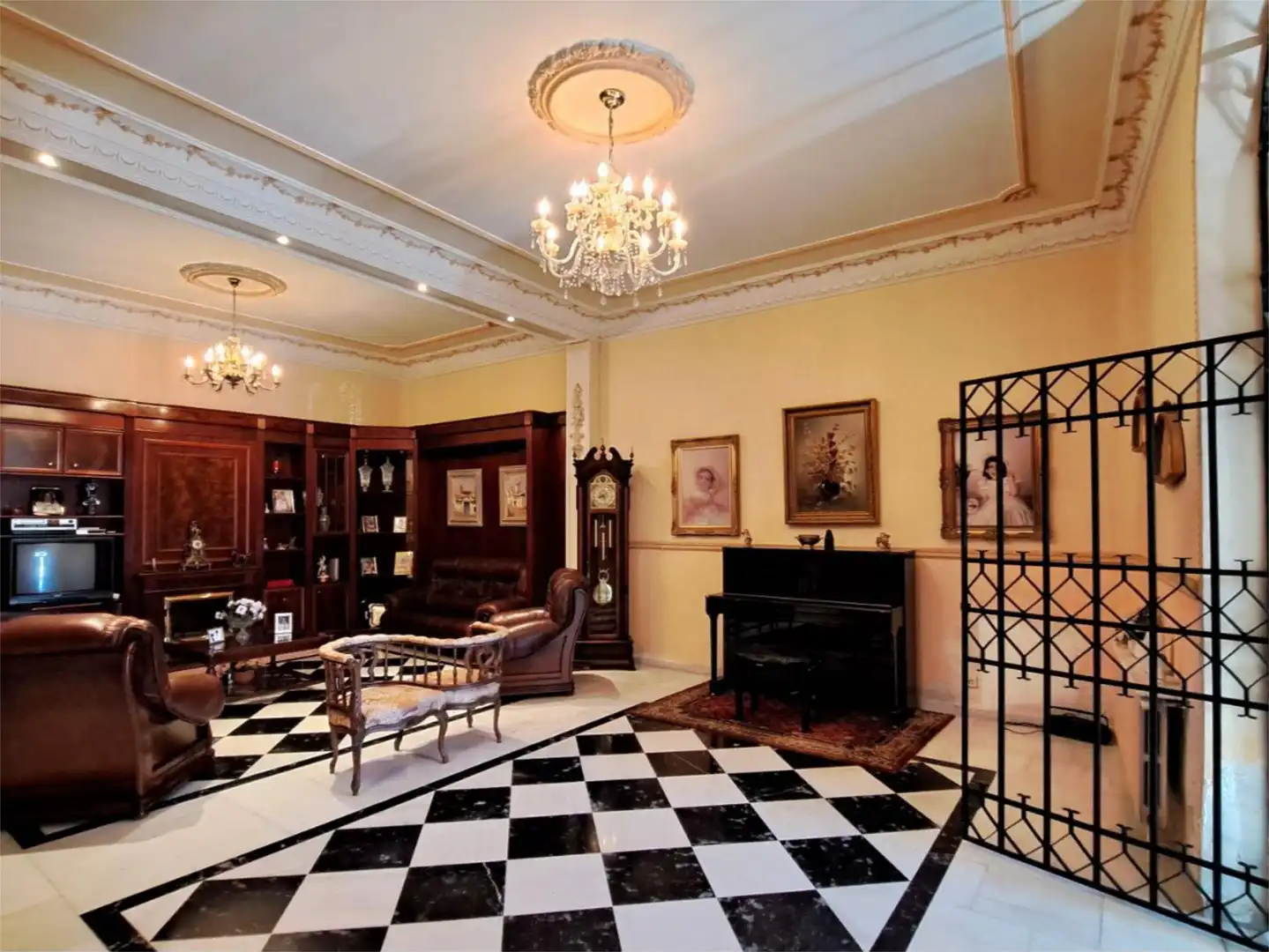 Casa adosada en venta en Calle del Seis de Junio, 84, Valdepeñas Sala de estar de Casa adosada en venta en Valdepeñas con Aire acondicionado, Terraza y Balcón
