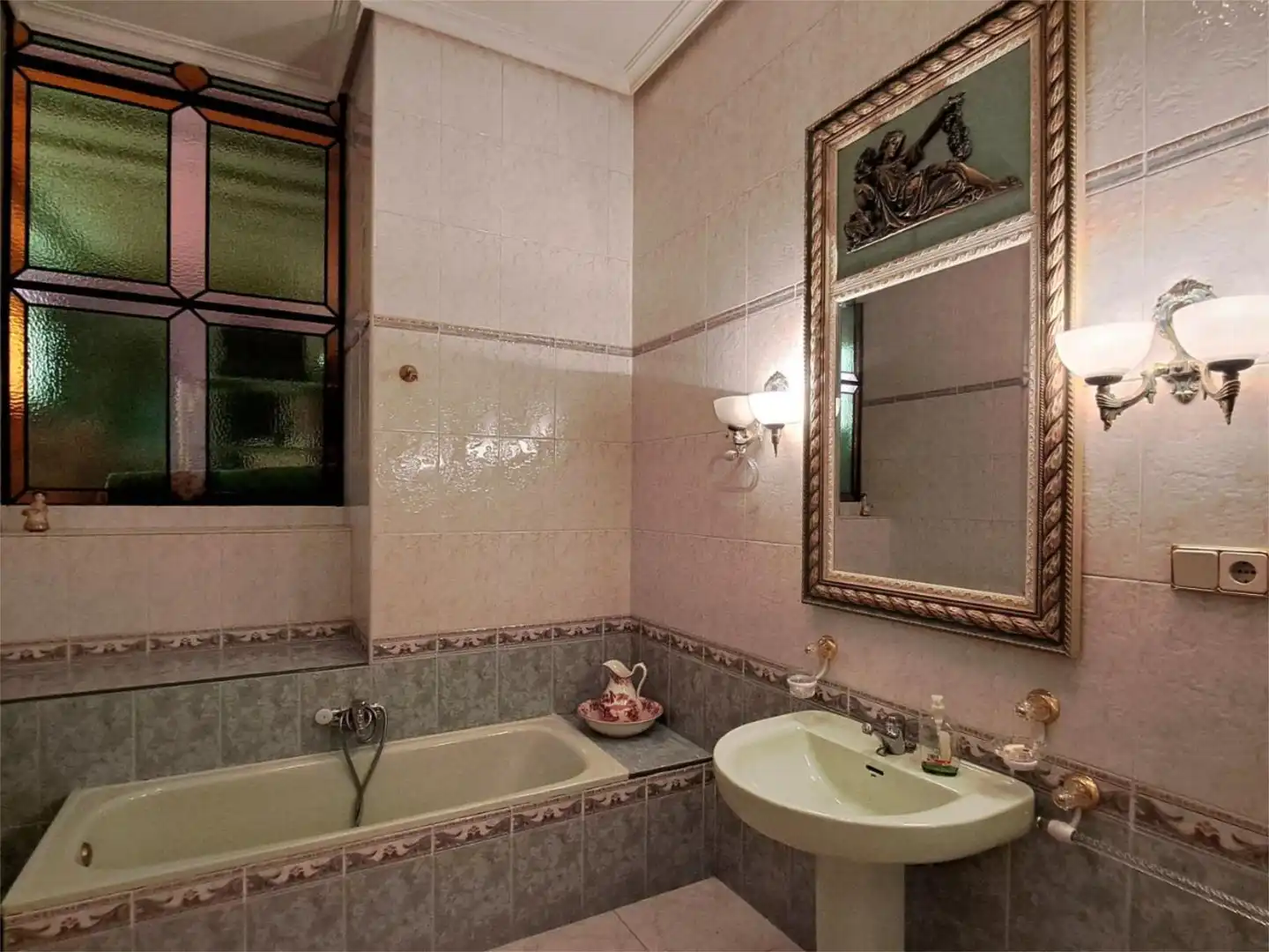 Casa adosada en venta en Calle del Seis de Junio, 84, Valdepeñas Baño de Casa adosada en venta en Valdepeñas con Aire acondicionado, Terraza y Balcón