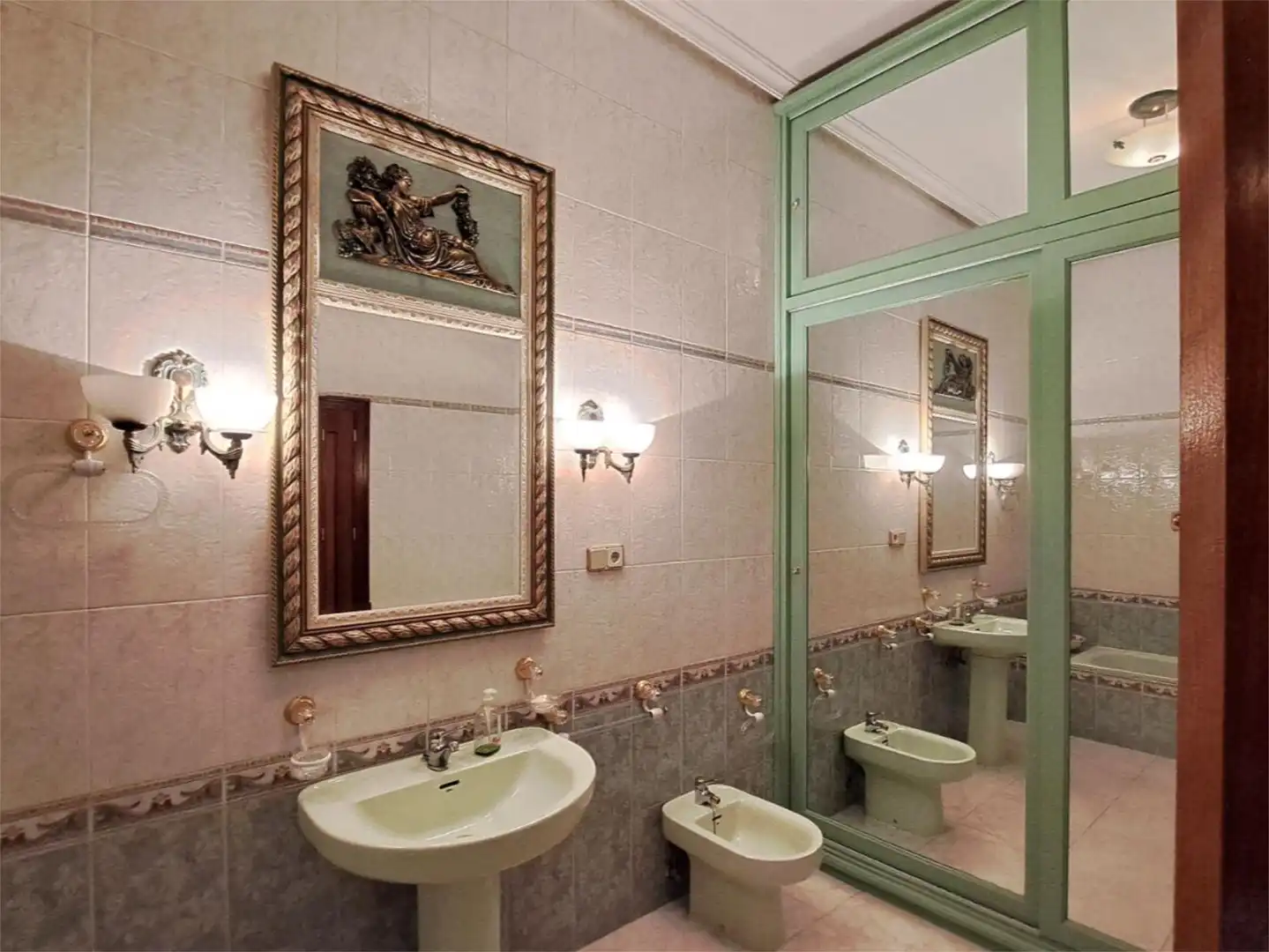 Casa adosada en venta en Calle del Seis de Junio, 84, Valdepeñas Baño de Casa adosada en venta en Valdepeñas con Aire acondicionado, Terraza y Balcón