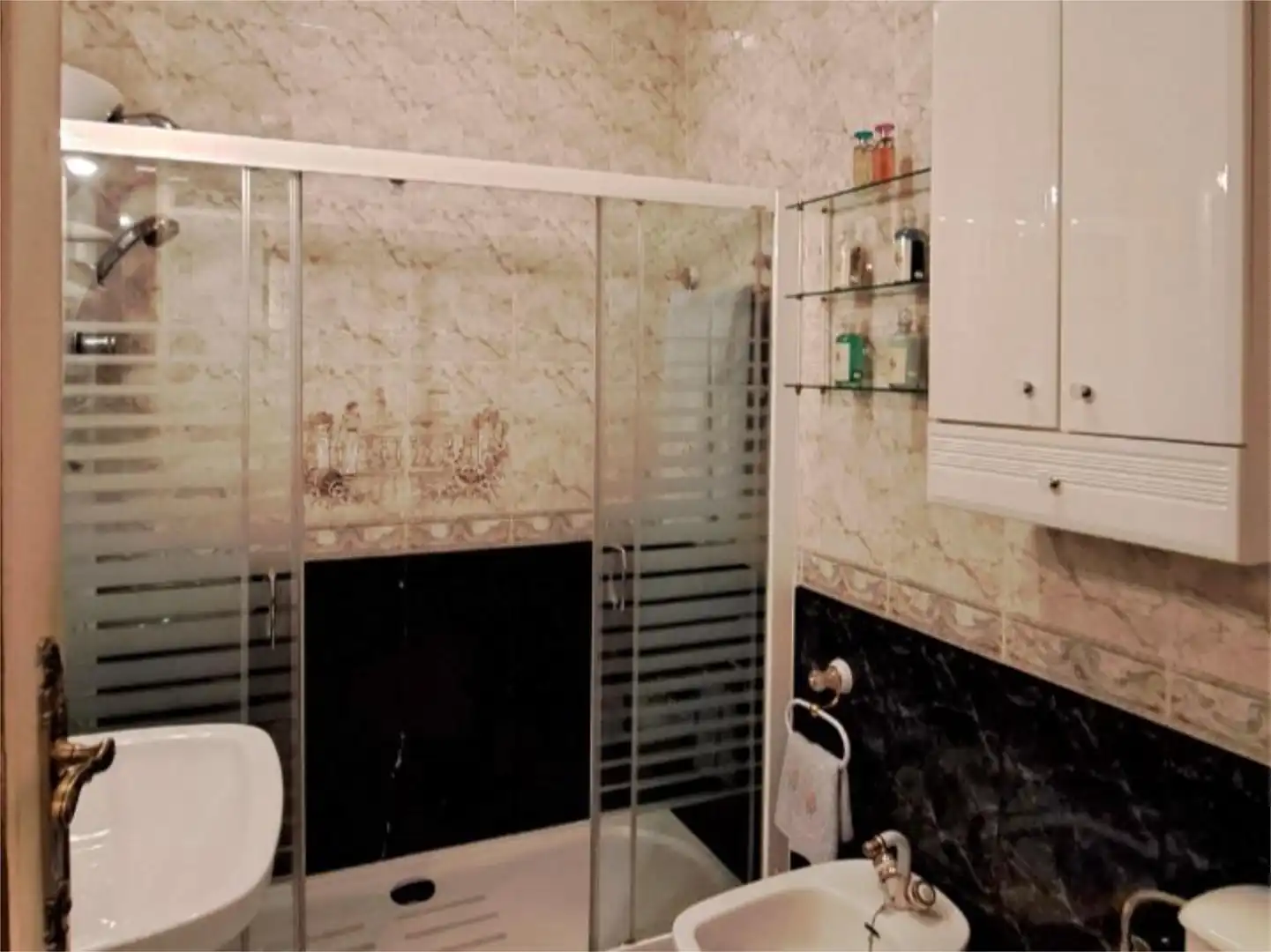 Casa adosada en venta en Calle del Seis de Junio, 84, Valdepeñas Baño de Casa adosada en venta en Valdepeñas con Aire acondicionado, Terraza y Balcón