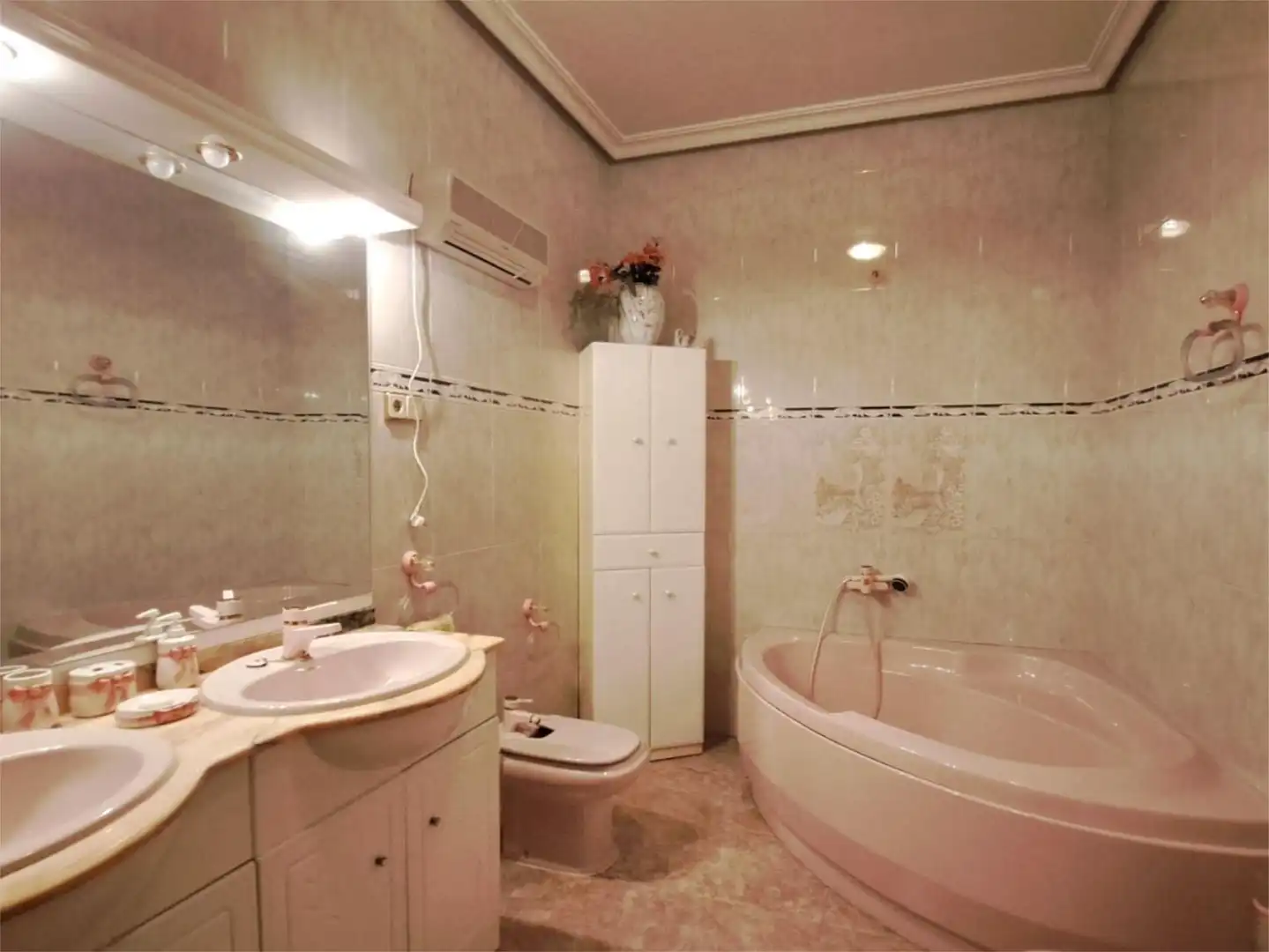 Casa adosada en venta en Calle del Seis de Junio, 84, Valdepeñas Baño de Casa adosada en venta en Valdepeñas con Aire acondicionado, Terraza y Balcón