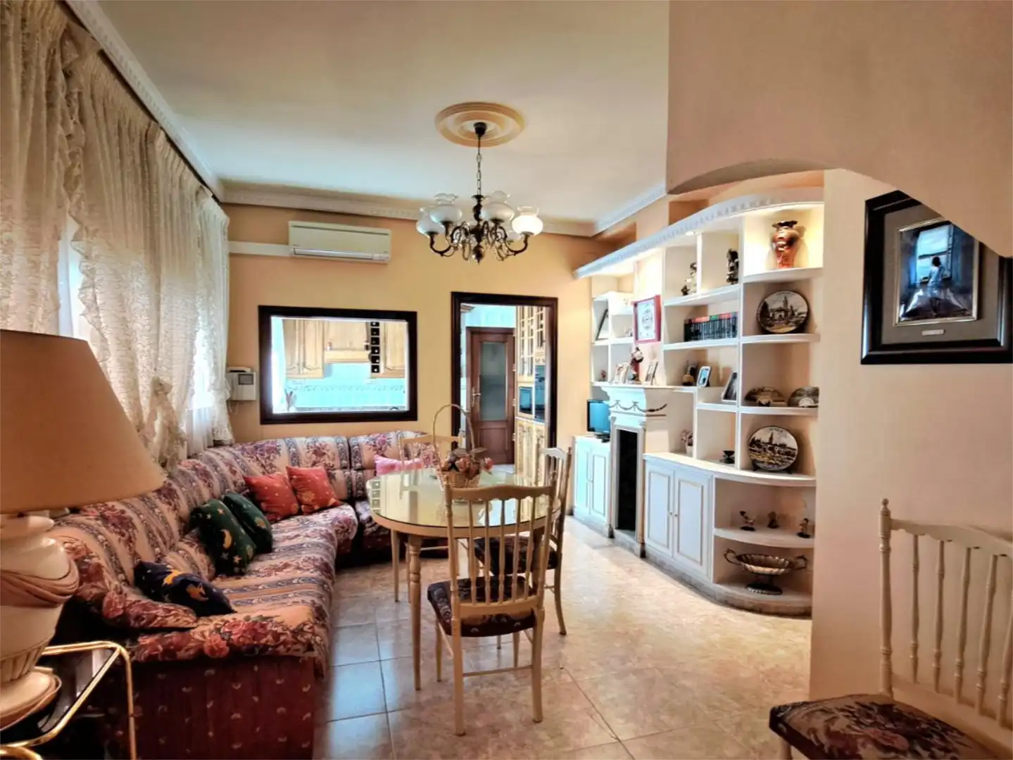 Casa adosada en venta en Calle del Seis de Junio, 84, Valdepeñas Sala de estar de Casa adosada en venta en Valdepeñas con Aire acondicionado, Terraza y Balcón