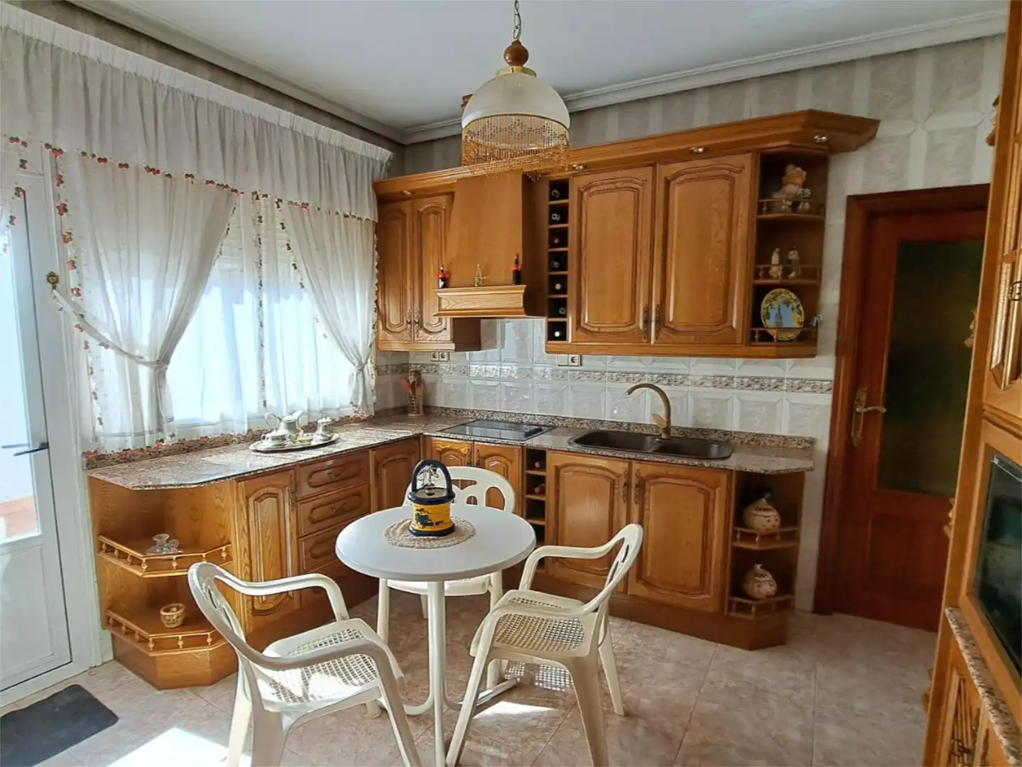 Casa adosada en venta en Calle del Seis de Junio, 84, Valdepeñas Cocina de Casa adosada en venta en Valdepeñas con Aire acondicionado, Terraza y Balcón
