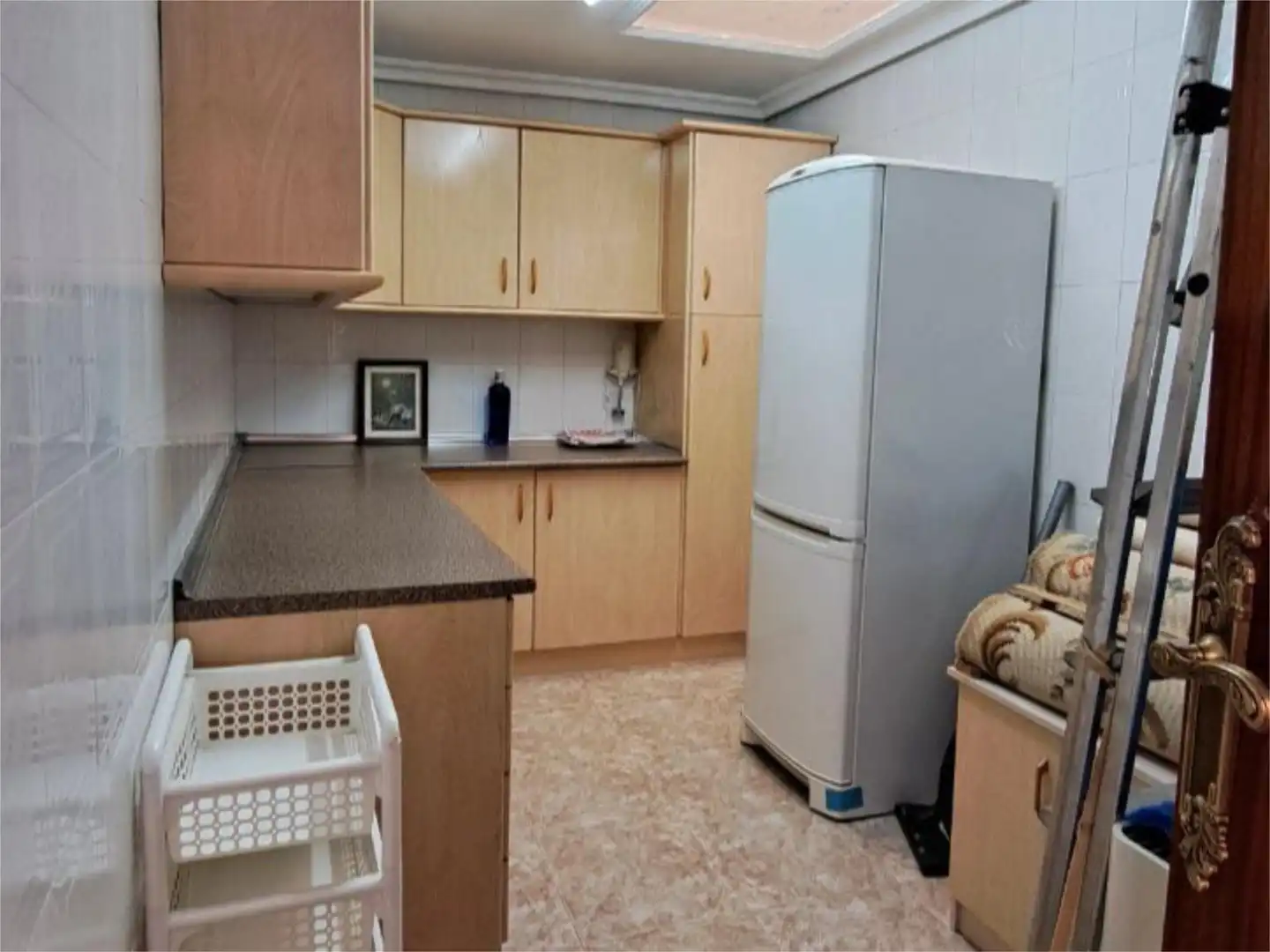 Casa adosada en venta en Calle del Seis de Junio, 84, Valdepeñas Cocina de Casa adosada en venta en Valdepeñas con Aire acondicionado, Terraza y Balcón