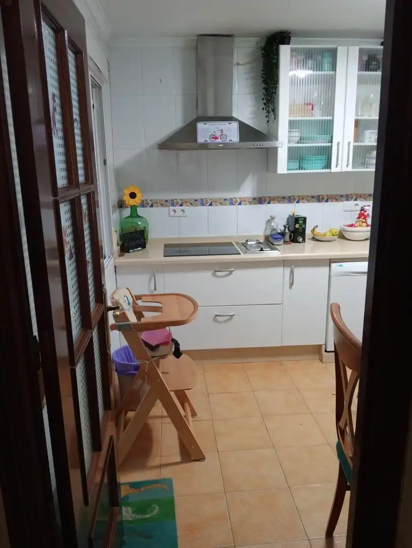 Casa adosada en venda a Calle Hermanos Niño, 25, Palos de la Frontera Cuina de Casa adosada en venda en Palos de la Frontera amb Balcó