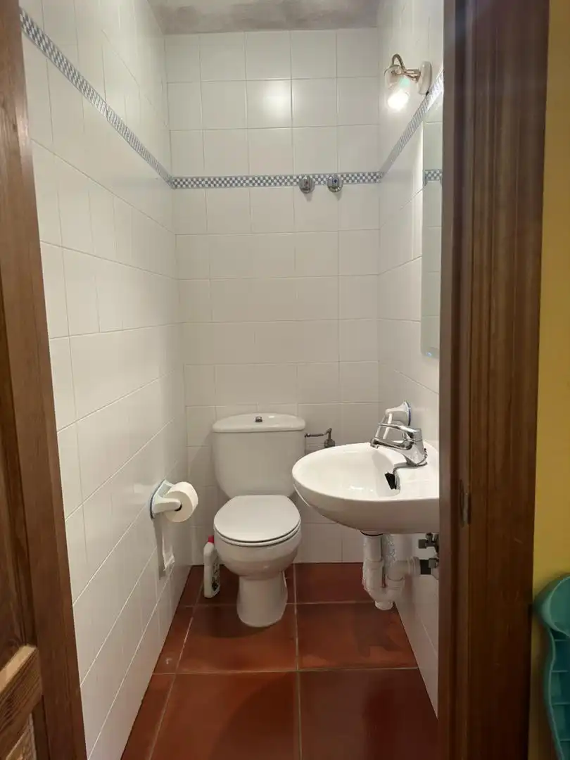Bathroom of Houses for sale in Villamartín de Don Sancho  with Heating, Parquet flooring and Storage room