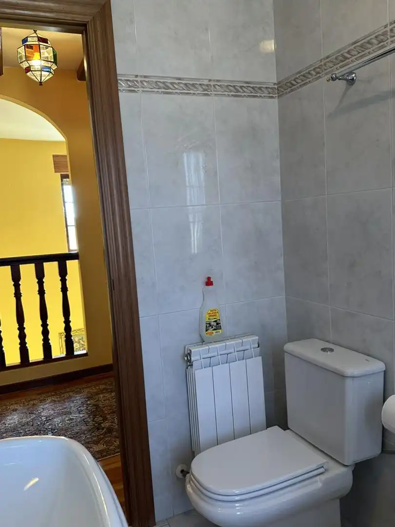 Bathroom of Houses for sale in Villamartín de Don Sancho  with Heating, Parquet flooring and Storage room