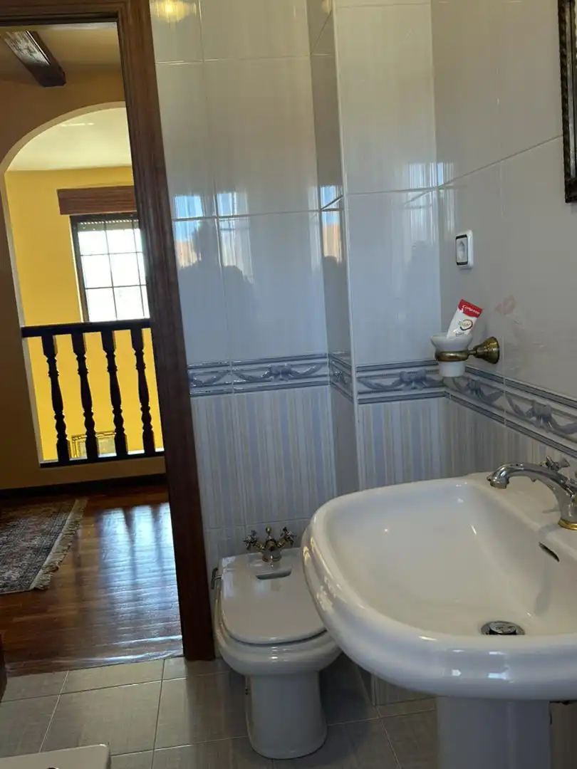 Bathroom of Houses for sale in Villamartín de Don Sancho  with Heating, Parquet flooring and Storage room