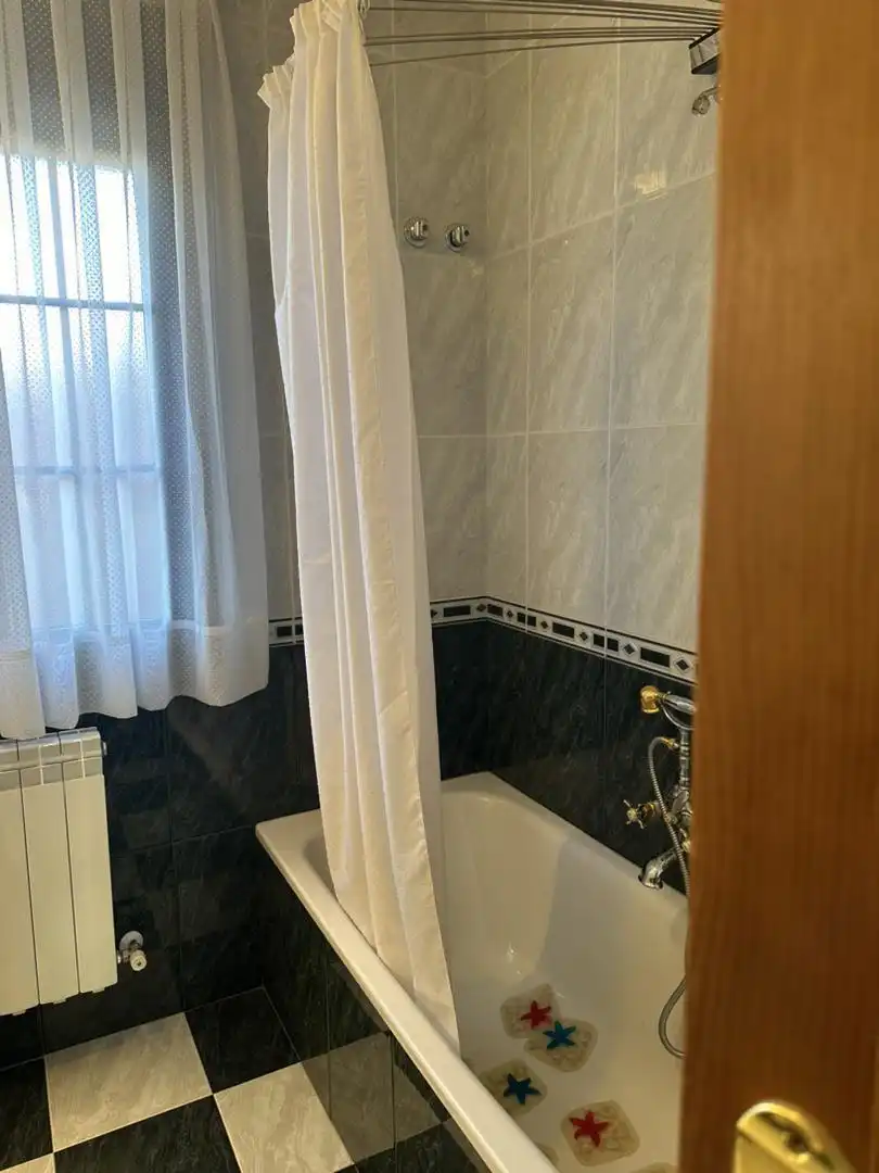 Bathroom of Houses for sale in Villamartín de Don Sancho  with Heating, Parquet flooring and Storage room