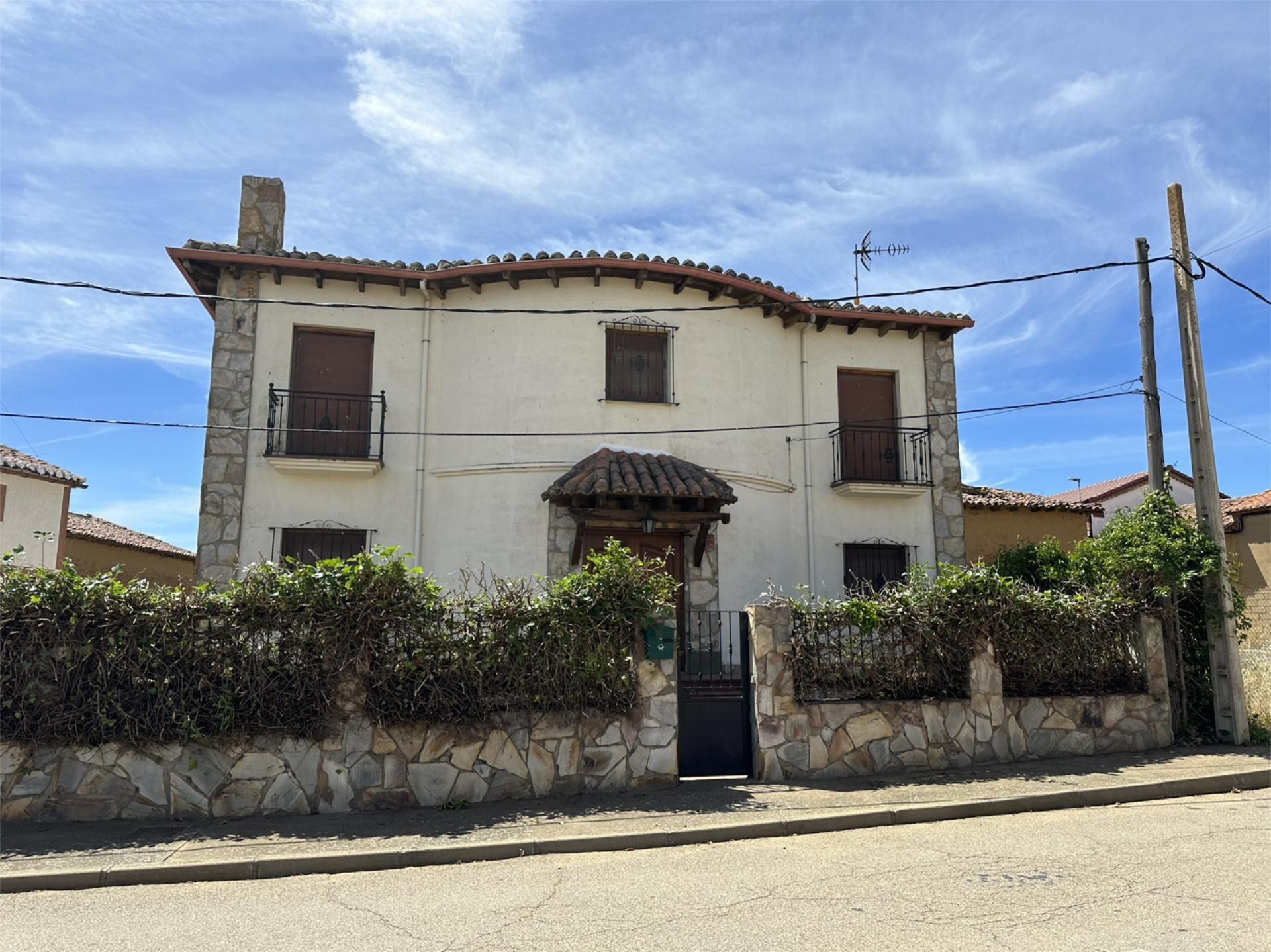 Exterior view of House or chalet for sale in Villamartín de Don Sancho  with Heating, Parquet flooring and Storage room