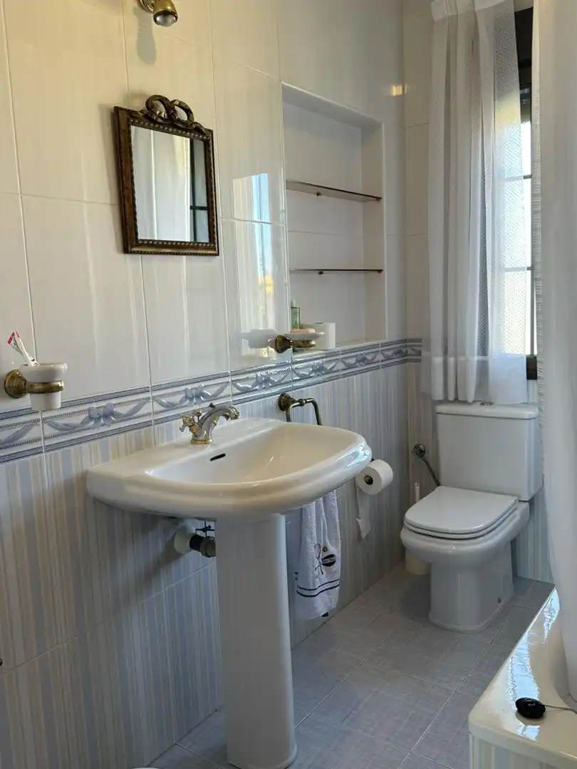 Bathroom of Houses for sale in Villamartín de Don Sancho  with Heating, Parquet flooring and Storage room