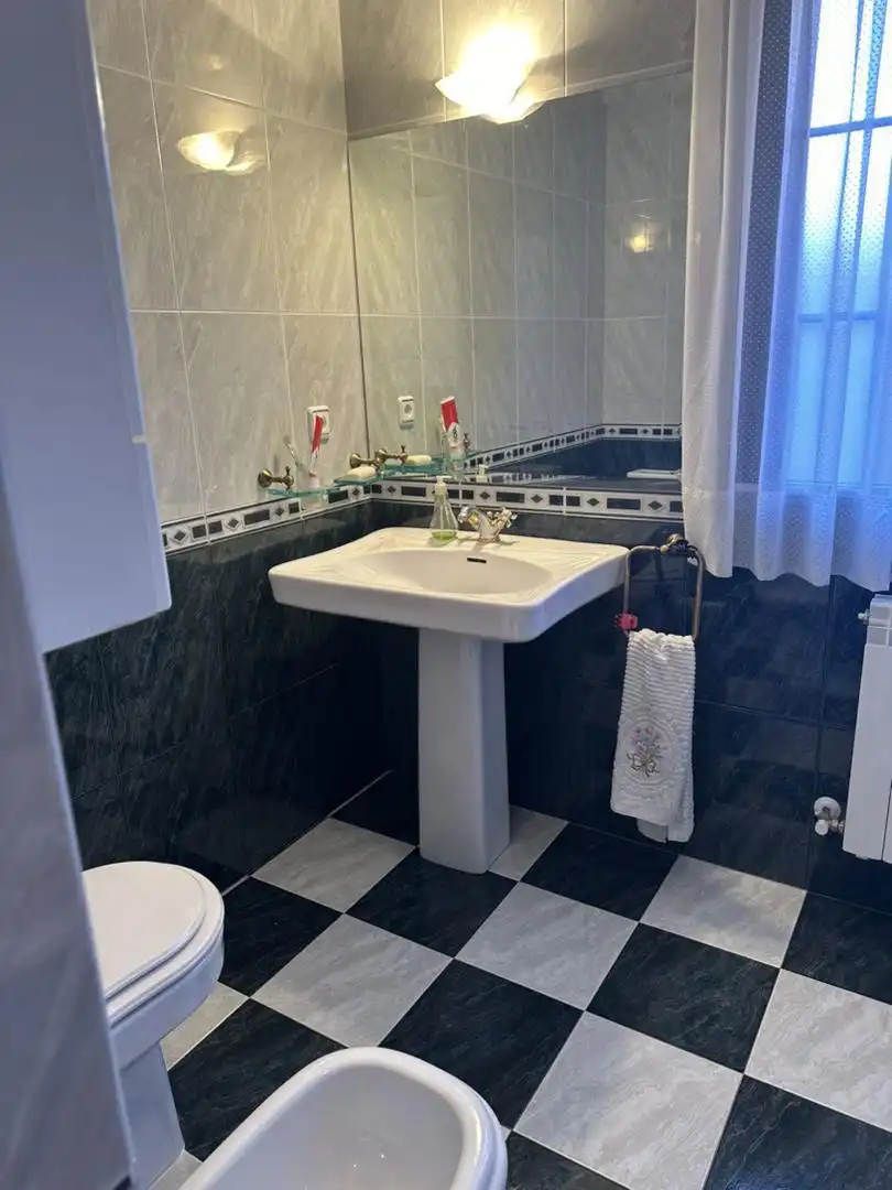 Bathroom of Houses for sale in Villamartín de Don Sancho  with Heating, Parquet flooring and Storage room