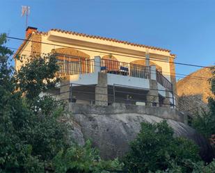 Vista exterior de Casa o xalet en venda en Valencia de Alcántara amb Aire condicionat, Terrassa i Balcó